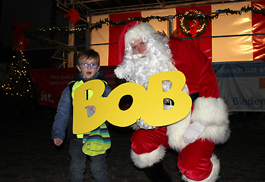 Keine Angst vorm Nikolaus hat der kleine Marktbesucher beim Adventsmarkt in Buchenau - hier mit dem großen BOB