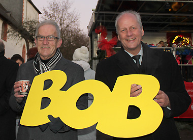 v. l. Kreisbeigeordneter Helmut Wege und Dautphetals Bürgermeister, Bernd Schmidt, mit dem großen BOB-Schriftzug beim Buchenauer Adventsmarkt