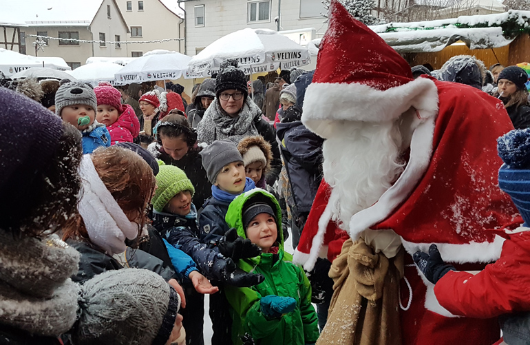 Bescherung auf dem Adventsmarkt in Buchenau