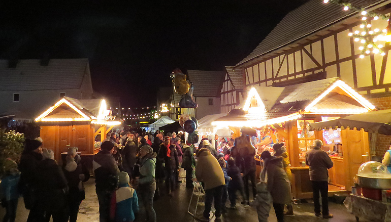 Abendstimmung auf dem Adventsmarkt in Buchenau