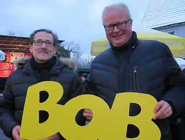 Der heimische Finanzminister Thomas Schäfer zusammen mit dem Vorsitzenden des FSV Buchenau, Armin Tiemann, mit dem BOB - sie werben gerne für die Aktion BOB gegen Alkohol am Steuer
