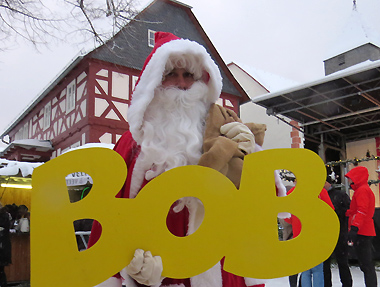 Auch der Weihnachtsmann auf dem Buchenauer Adventsmarkt machte gerne Werbung für BOB