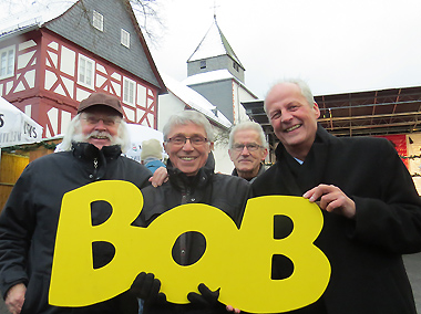 Auch Sportkreisvorsitzender Jürgen Hertlein, Kreistagsvorsitzender Detlef Ruffert, Kreisbeigeordneter Helmut Wege und Bürgermeister Bernd Schmidt stellten sich für ein Foto mit dem BOB-Schriftzug zur Verfügung