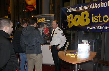 Der BOB-Infostand im Cineplex Marburg mit Polizeioberkommissar Thomas Grimmelbein im Gespräch mit Besuchern des Kinos