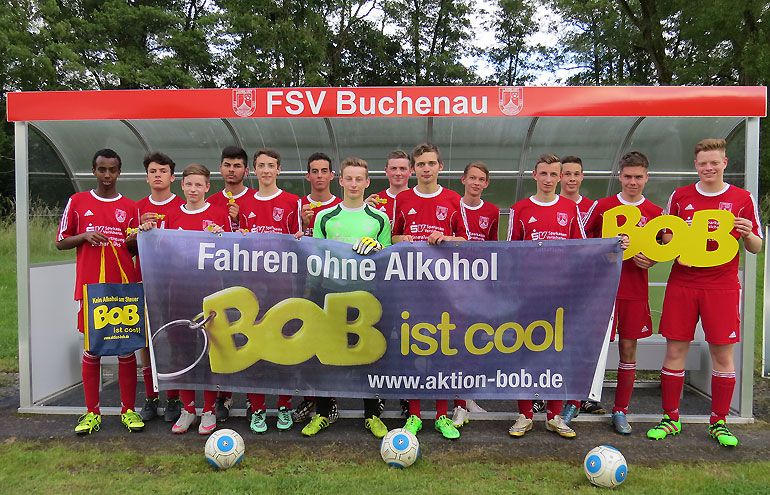 Die B-Junioren des FSV Buchenau mit dem Werbebanner der Aktion BOB - gegen Alkohol am Steuer 