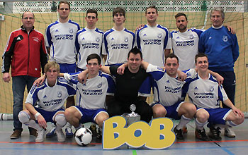 Die Verbandsligamannschaft des FV Breidenbach wurde Sieger des DVAG-Cups vom FSV Buchenau - auf dem Foto mit Trainer Peter Sichmann (rechts) und dem Namensgeber des Turniers, Hubert Freund von der DVAG - natürlich mit dem BOB- Schriftzug