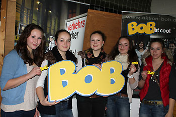 Auch die jungen Damen finden BOB eine gute Sache, gerne stellten sie sich mit dem BOB-Schriftzug für ein Bild zur Verfügung