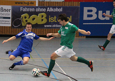 Auch der 20. INTERSPORT - BEGRO CUP des FV Breidenbach mit BOB - Eine Spielszene aus der Partie FV Breidenbach gegen den FV Wallau - vor dem BOB-Banner im Hintergrund