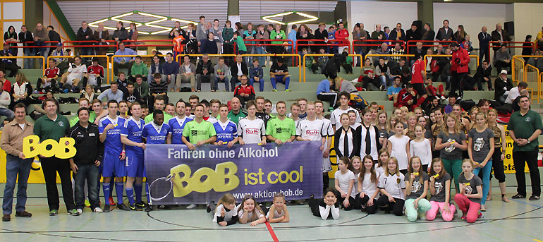 Die BOB-unterstützenden Teams vom FSV Buchenau (weiße Trikots), FV Breidenbach (blaue Trikots) und VfB Wetter (grüne Trikots) sowie der Wallauer Jazztanzgruppe mit Nachwuchsteam (rechts) und einigen Vorstandsmitgliedern des FV Wallau mit dem BOB-Werbebanner 