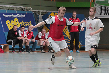 Eine Spielszene aus der Begegnung FSV Buchenau gegen den VfL Biedenkopf (die beide in der Zwischenrunde ausschieden) mit dem BOB-Banner im Hintergrund