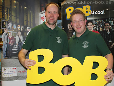 v.l. Das Vorstandsteam des FV Wallau unterstützt gerne die Aktion BOB, hier der Spielausschussvorsitzende Mike Grebe und Kassierer Sebastian Spies mit dem BOB-Schriftzug