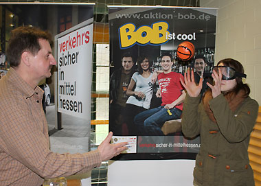 Auf dem Foto links wirft Lars Kreimeyer einer jungen Dame einen Ball zu, die Rauschbrille erschwert jedoch wieder einmal das Fangen!