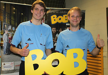 v.l. die Schiedsrichter Moritz Harbusch und Fabian Bierau mit dem BOB-Schriftzug