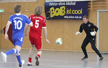Szene aus dem Gruppenspiel zwischen den BOB-Teams vom FSV Buchenau und FV Breidenbach - mit dem BOB-Werbebanner neben dem Tor