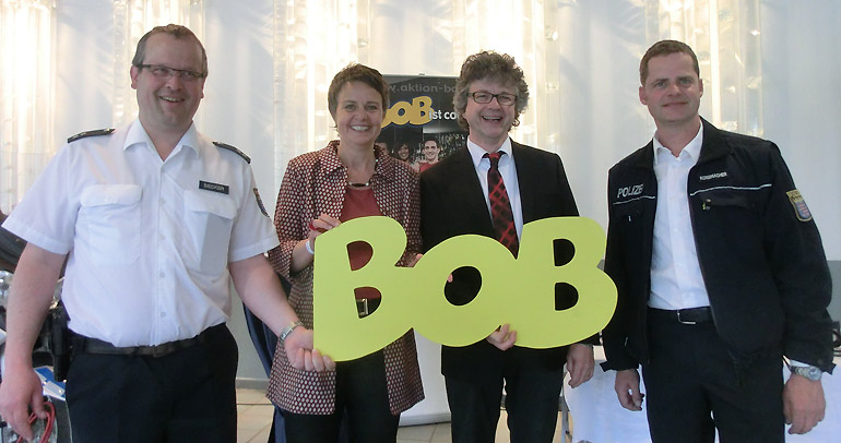 Auch die Landrätin Kirsten Fründt und Marburgs Bürgermeister Dr. Franz Kahle waren gerne für ein Bild mit dem BOB-Team bereit 