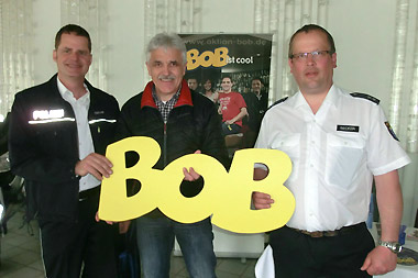 Das BOB-Team der Polizei mit v.l. Thomas Korbmacher, Eberhard Dersch und Stefan Becker mit dem BOB-Schriftzug