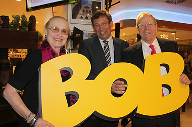KTV-Trainer Albert Wiemers (Mitte) mit Karin und Peter Ahrens, die Gastgeber an diesem Abend mit dem BOB-Schriftzug