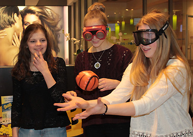 Die jungen Damen vom Rhönradteam des TSV Marburg-Ockershausen wollten auch unbedingt am BOB-Stand den Rauschbrillentest machen
