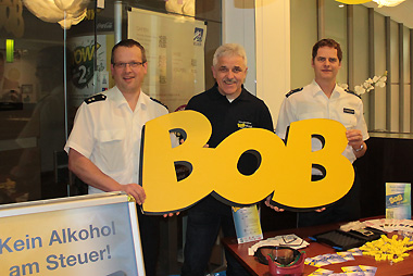 Das BOB-Team der Polizei mit v.l. Stefan Becker, Eberhard Dersch und Thomas Korbmacher mit dem BOB-Schriftzug