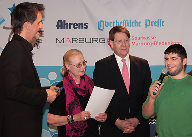 Der Schüler der Carl-Strehl-Schule Alican Pektas (rechts) bekommt den vom Kaufhaus Ahrens gestifteten Behindertensportpreis von Karin Ahrens überreicht