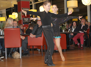 Ein wahrer Hingucker waren auch die elfjährigen Zwillinge Anri und Anriette Urban von der Tanzsportgemeinschaft Marburg, die amtierenden Hessenmeister in der Kinder-D-Klasse legten ein sehenswerte Tanzsportdarbietung aufs Parkett