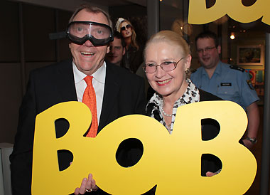 Peter Ahrens (mit Rauschbrille) und Karin Ahrens am BOB-Infostand