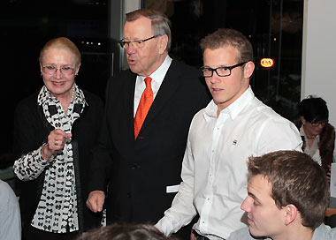 Das Ehepaar Ahrens begrüßt Fabian Hambüchen und seine Turnerkollegen
