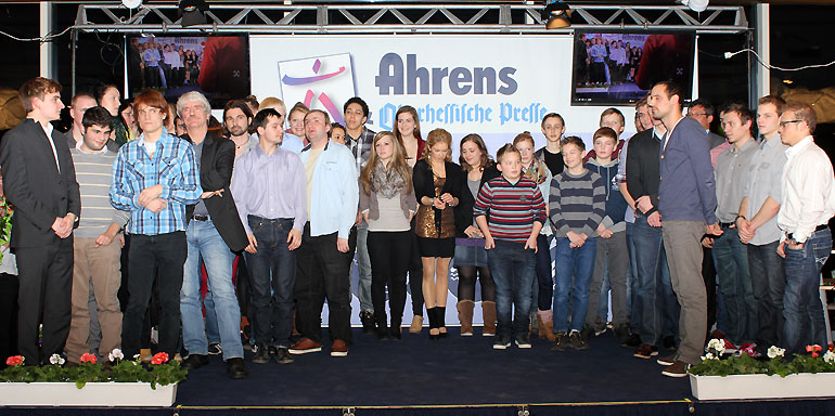 Gruppenbild der nominierten Sportler/-innen am Ende der Sportlerehrung im Marburger Kaufhaus Ahrens