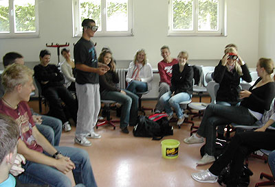 Auch beim Workshop in der Stiftschule Amöneburg kamen die Rauschbrillen zum Einsatz