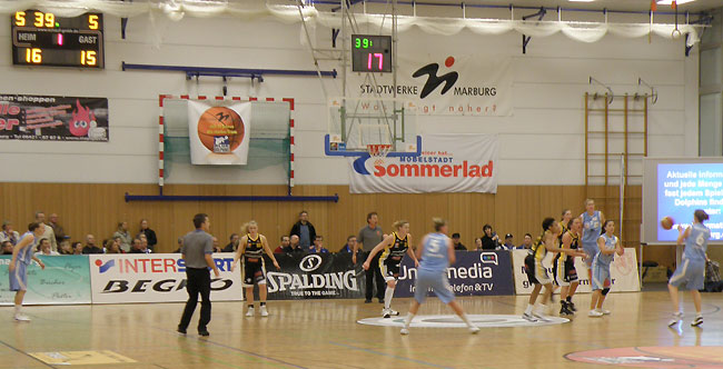 Spielszene im Spiel der Damen-Basketball-Bundesliga zwischen BC Pharmaserv Marburg und TV Saarlouis Royalsl