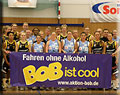 Gruppenbild der Damen-Basketball-Bundesliga-Teams von BC Pharmaserv Marburg und TV Saarlouis Royals mit Trainern und Betreuern und POK Martin Frank vom BOB-Team der Polizei