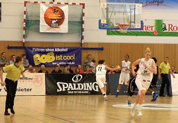 Spielszene Marburger „Blue Dolphins“ und dem Team des USC Freiburg mit dem BOB-Banner im Hintergrund