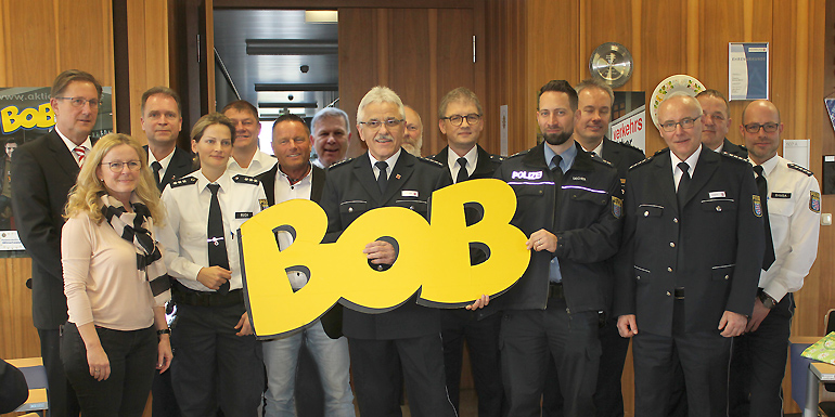 Das verantwortliche BOB-Team des Polizeipräsidium Mittelhessen war fast vollständig bei der Verabschiedung von Eberhard Dersch (Bildmitte mit dem BOB) vertreten - zusammen mit Polizeipräsident Bernd Paul (links)
