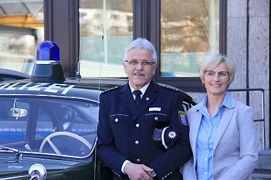 Eberhard Dersch und seine Ehefrau vor dem BMW 501, bekannt aus der Polizeiserie "Isar 12", mit dem er und seine Frau stilvoll zum letzten Dienst chauffiert wurden