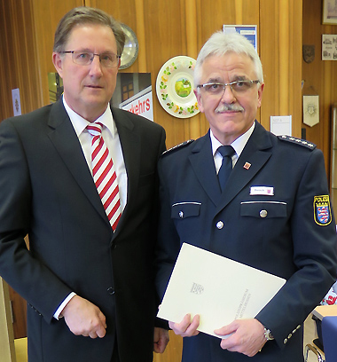 Polizeipräsident Bernd Paul überreichte Polizeihauptkommissar Eberhard Dersch die Urkunde zur Versetzung in den Ruhestand - ein Ur-BOB geht...