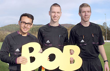 Das Schiedsrichtergespann mit dem BOB-Schriftzug v.l. Atakan Simsek, Patrick Haustein und Markus Hocker