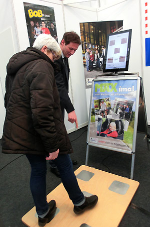 Eine ältere Dame der Zielgruppe 65+, also der "Aktion MAX" probiert das Agility board auf dem Polizeistand bei der Oberhessenschau in Marburg aus
