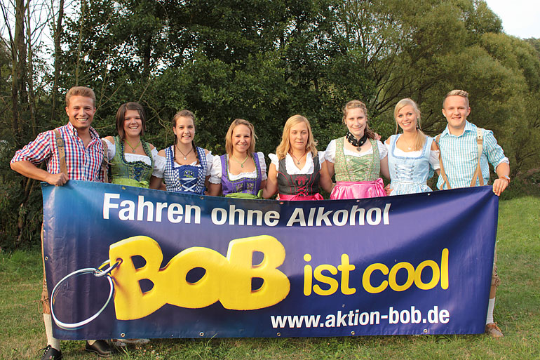 Auch die Jungs des FSV Buchenau und die Mädels der Mädchenschaft Muth feiern am 22. Sept. ihr gemeinsames Oktoberfest - BOB kennen sie und finden die Aktion gegen Alkohol am Steuer super, daher war ein Gruppenfoto mit dem BOB-Banner kein Thema