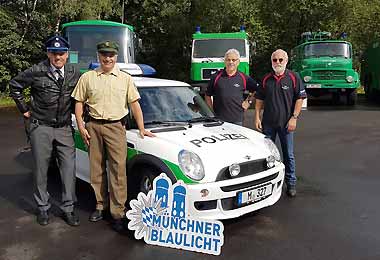 Zwei Kollegen des Polizeivereins MÜNCHNER BLAULICHT e.V. schauten mit einem Polizei-Mini im Museum vorbei