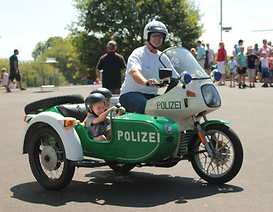 In einem Motorrad mit Beiwagen konnten Kinder mitfahren, eine der vielen Attraktionen an diesem Tag