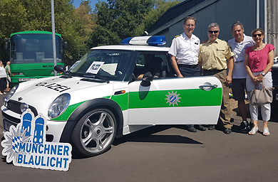 Zwei Kollegen des Polizeivereins MÜNCHNER BLAULICHT e.V. schauten mit einem Polizei-Mini im Museum vorbei (Mitte), auf dem Bild zusammen mit Polizeipräsident Bernd Paul (links) und seiner Frau