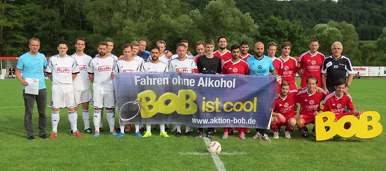 Die Mannschaften des FSV Buchenau und des VfL Biedenkopf mit den beiden Vorsitzenden und dem Schirig, mit dem BOB-Banner und dem BOB-Logo