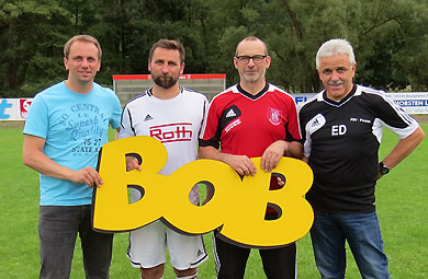 v. l. der Vorsitzende des VfL Biedenkopf, Karsten Plitt, die beiden Trainer, Dennis Müller (Buchenau) und Frank Winkler (Biedenkopf), sowie der Vorsitzende des FSV Buchenau und "BOB-Macher", Eberhard Dersch 