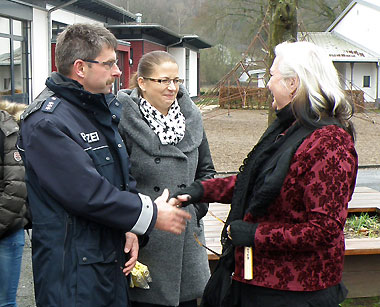 PHK Martin Frank, Amtsanwältin Tina Grün bedanken sich bei Lehrerin Frau Rabben-Martin (rechts)