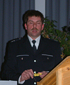 Polizeioberkommissar Martin Frank mit einem BOB-Schlüsselanhänger