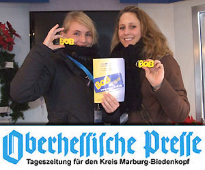 Das Team der Oberhessischen Presse mit von links Rieke Nebe und Julia Strunz mit dem BOB-Schlüsselanhängern