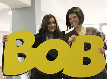 Zwei junge Damen mit dem überdimensionalen BOB-Schriftzug