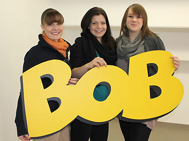 Drei junge Damen mit dem überdimensionalen BOB-Schriftzug