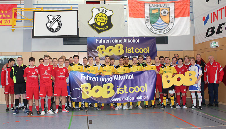 Die drei unterstützenden Fußballteams mit Trainern und Verantwortlichen aus Fernwald, Breidenbach und Buchenau, sowie die Schiedsrichter und der Kreisfußballwart Heinz Schmid und dem BOB-Banner