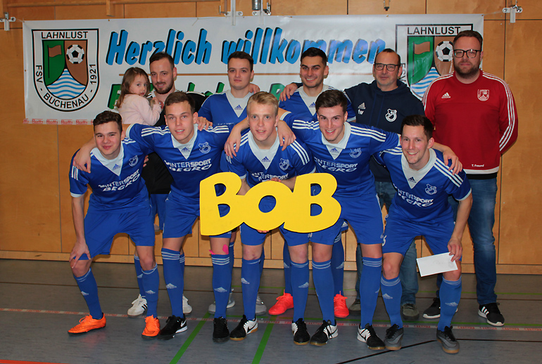 Der Verbandsligist FV Breidenbach mit dem BOB-Schriftzug vor dem BOB-Banner - holte den Neujahrs-Cup des FSV Buchenau